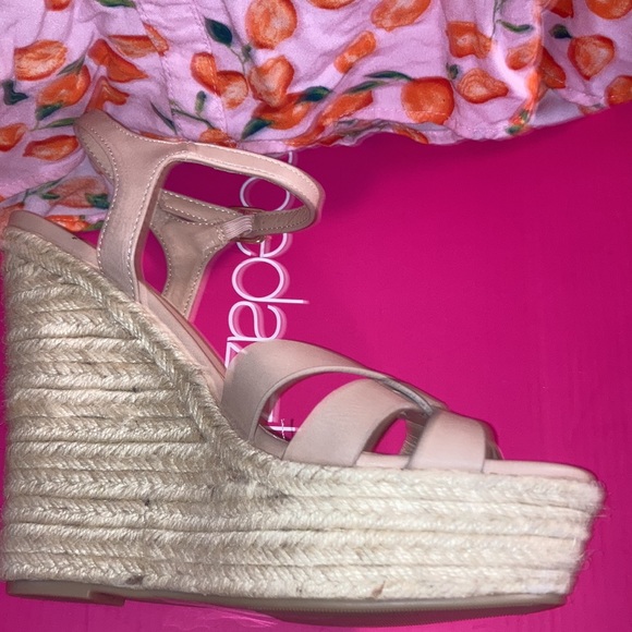 Cream Wedges size 7.5, lightly used - Picture 4 of 9